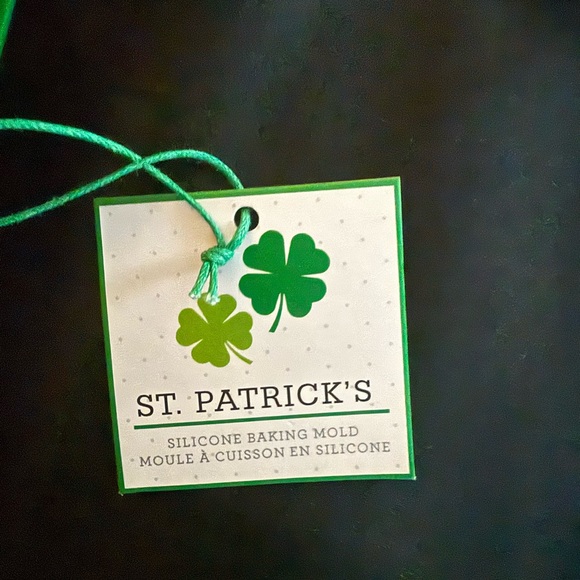 St. Patrick's Green Silicone Shamrock Baking Molds - Picture 2 of 2